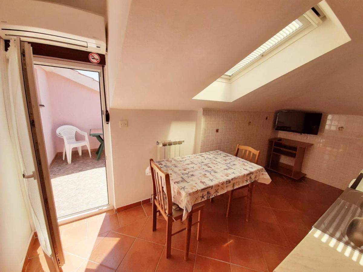 Apartments Izabela Muzic-Fornaric Cres Bagian luar foto